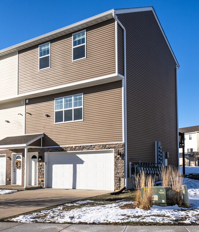 722 Cox Ct, Le Claire, IA 52753 Townhome Rentals in Le Claire IA