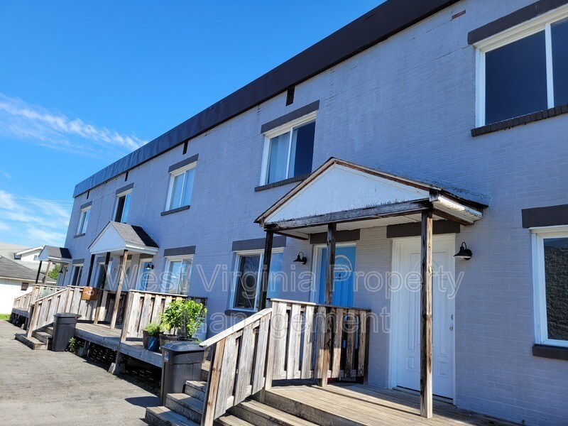 Primary Photo - 200 Lewis St