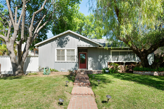 Building Photo - 4734 Tyrone Ave