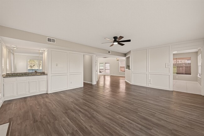 Building Photo - 7622 Poitiers Dr