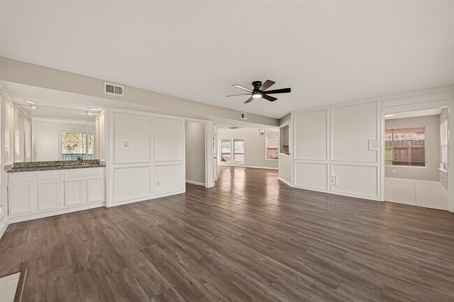 Foto del edificio - 7622 Poitiers Dr