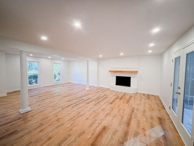 Building Photo - 104 Stratford Dr