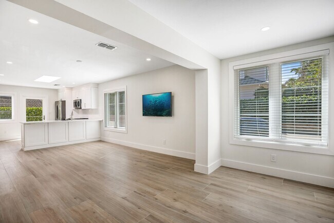 Foto del edificio - ** OLDE NAPLES ** 2 BED / 2 BATH - COMPLETELY REMODELED - PET OK! - ANNUAL RENTAL