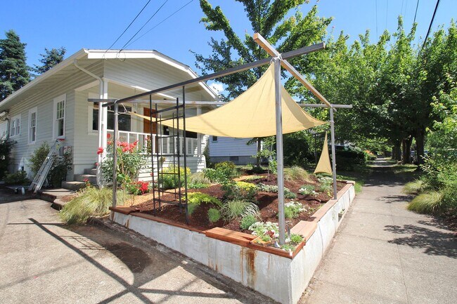 Building Photo - Adorable Updated Arbor Lodge 2 Bedroom Bun...