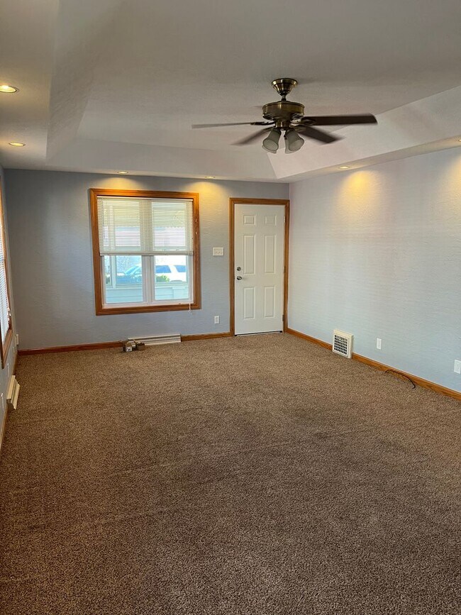 Foto del edificio - Spacious updated 4 bed 2 bath home in the heart of Rock Island!