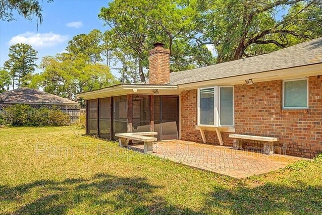 Foto del edificio - 211 Hillary Rd