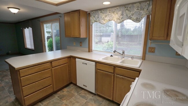 Building Photo - Spacious 3BD Home in Orchards with a MASSI...