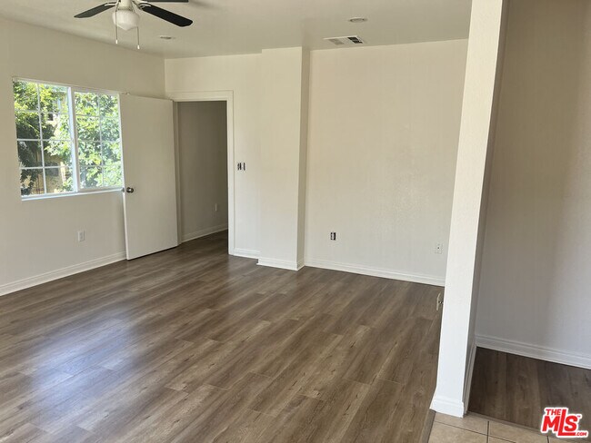 Foto del edificio - 1256 W 25th St