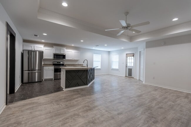 Building Photo - Charming 3 Bedroom 2 Bath Home with Modern Comforts