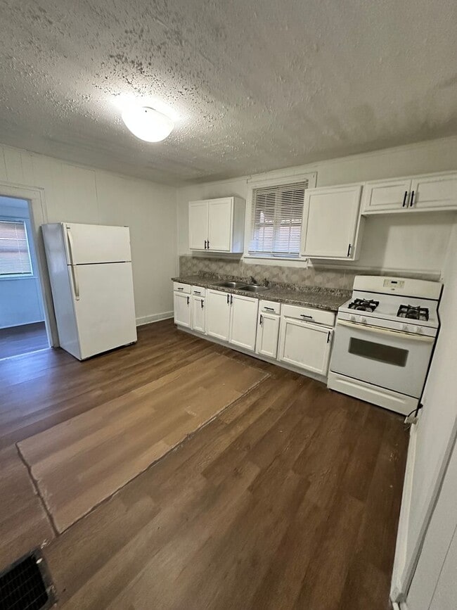 Building Photo - 3 bedroom 1 bath