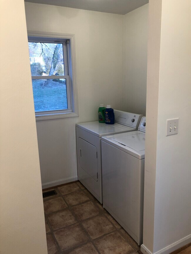 Lavadero - 1503 Grissom Ln