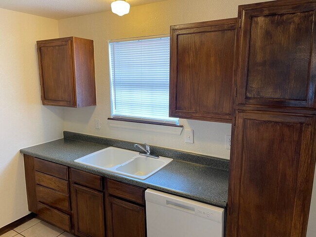 Foto del edificio - 2 bed duplex, all new flooring paint and appliances!