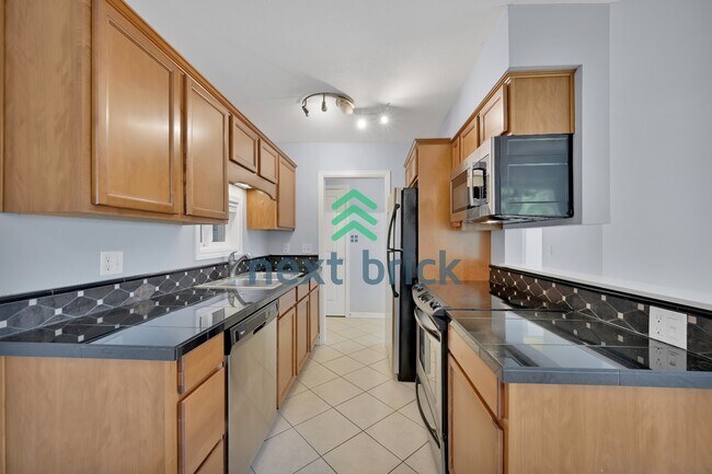 Foto del edificio - 2 BED & 1 BATH TOP FLOOR CONDO FOR RENT