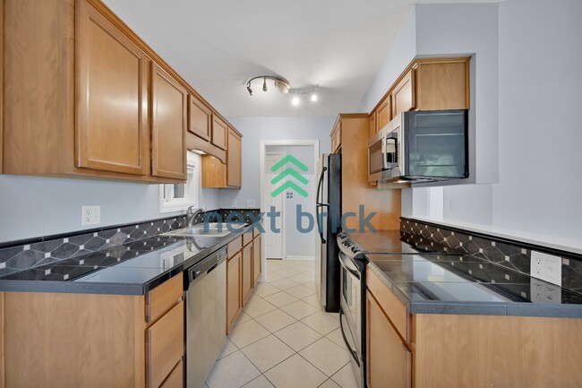 Building Photo - 2 BED & 1 BATH TOP FLOOR CONDO FOR RENT
