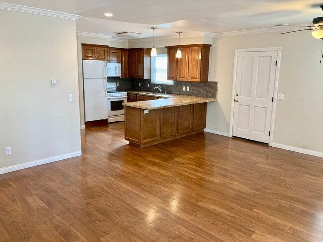 Foto del edificio - Large 1 Bed 1 Bath in Sherman Heights