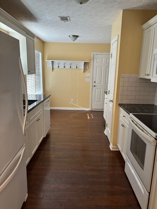 Foto del edificio - Updated 3/2 Brick Ranch In Grovetown - Available Now!
