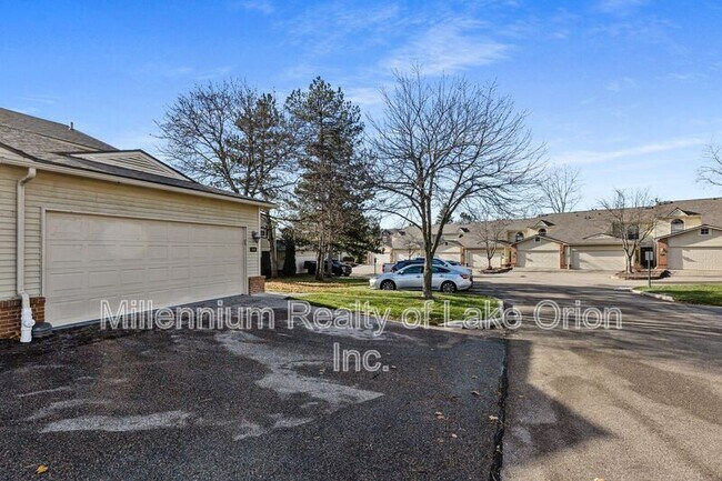 Foto del edificio - 5611 Drake Hollow Dr