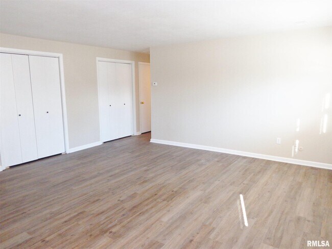Building Photo - 5229 North Montclair Avenue