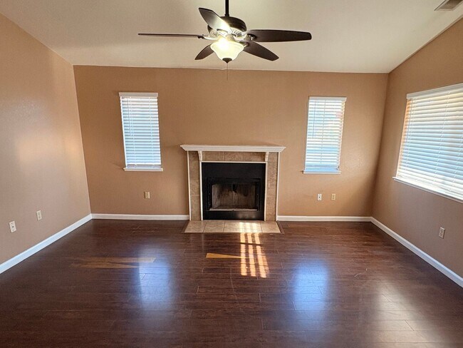 Foto del edificio - 2 WEEKS FREE RENT January Special - Roomy 4-bedroom house in Waterford