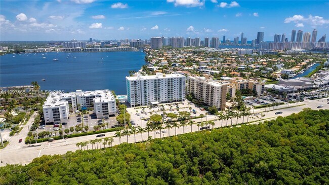 Foto del edificio - 2841 NE 163rd St