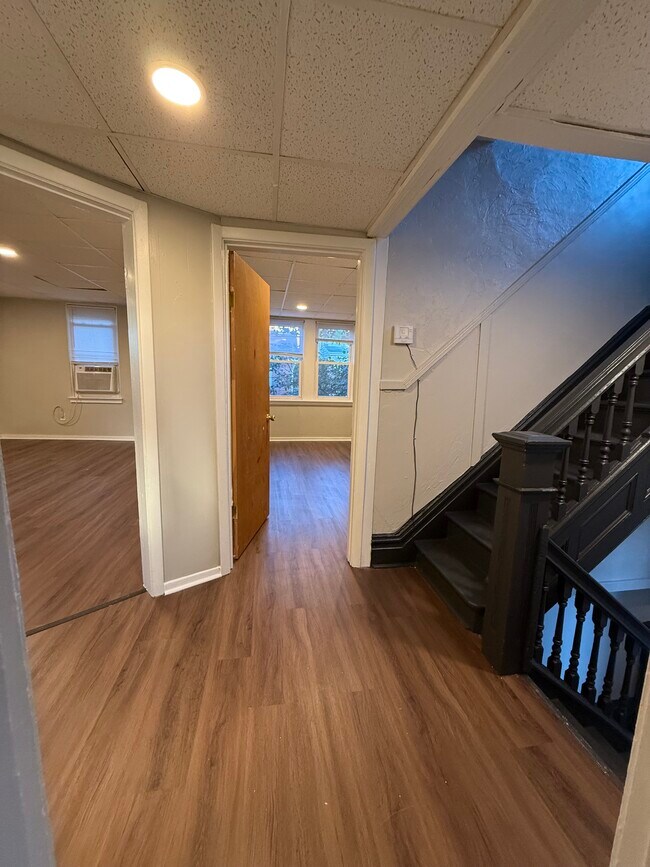 Vista del salón y el dormitorio de la primera planta - 1644 Westmont Ave