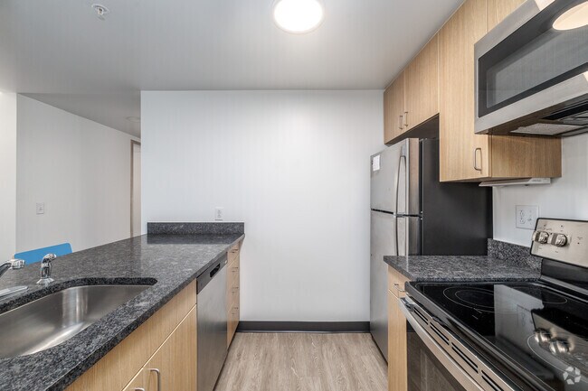 3 habitaciones, 3 baños - 870 pies cuadrados - Cocina - Central Collegetown - Catherine Commons