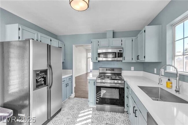 Building Photo - Updated Single Story, 2 Bedroom Home in De...