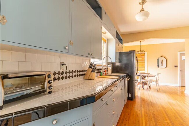 Building Photo - Gorgeous 4bd Victorian Style Home in East ...