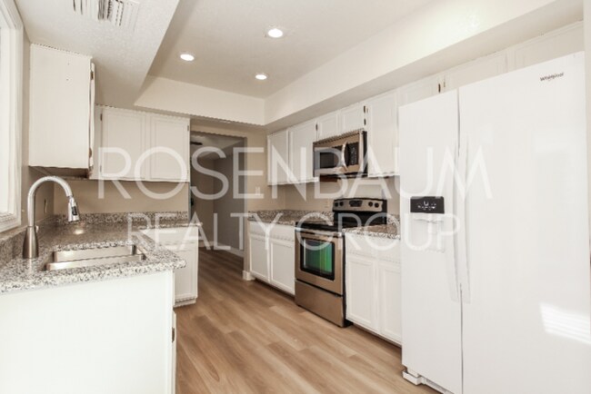 Building Photo - Remodeled 3BR/2BA Townhome | 55+ Community...