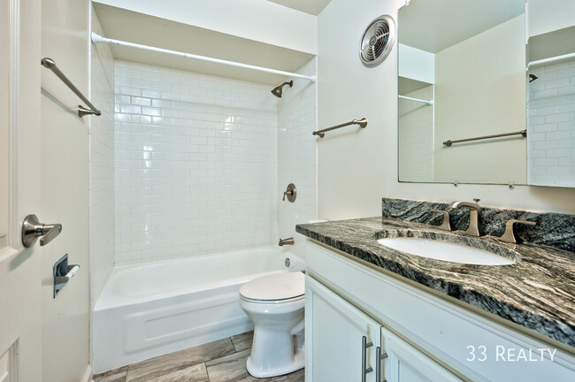 Building Photo - Spacious 1 Bed 1 Bath with Stainless Appli...