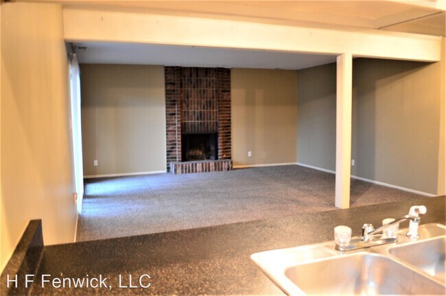 Building Photo - 2021 NE Russell Rd.