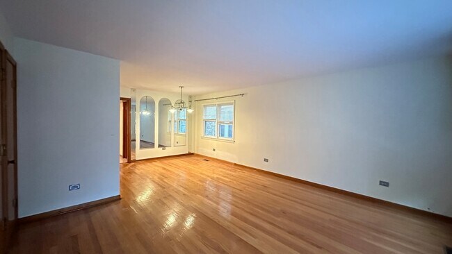 Foto del edificio - 5728 N McVicker Ave