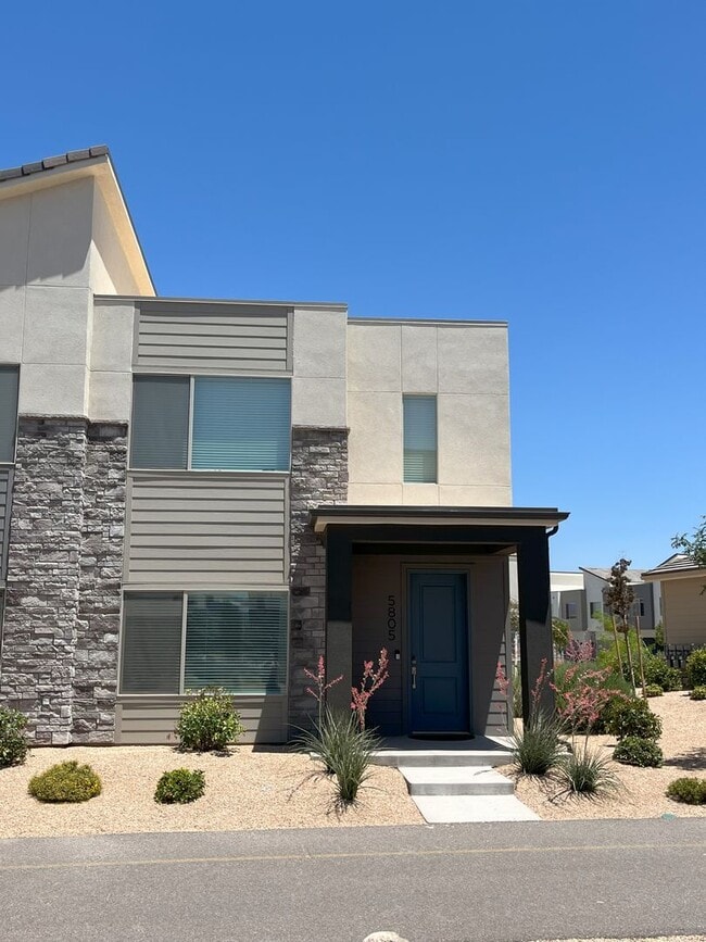 Building Photo - 3 Bedroom Home In Desert Color!