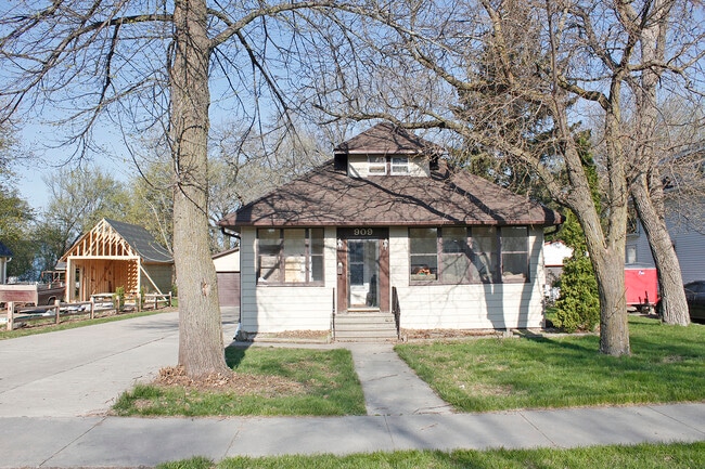 Building Photo - 909 6th Ave