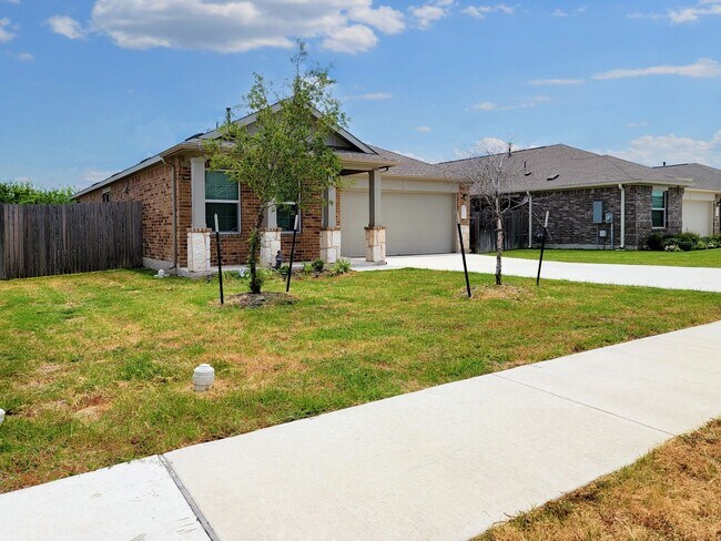 Foto del edificio - Modern & Spacious 3BR/2BA Home with Covere...