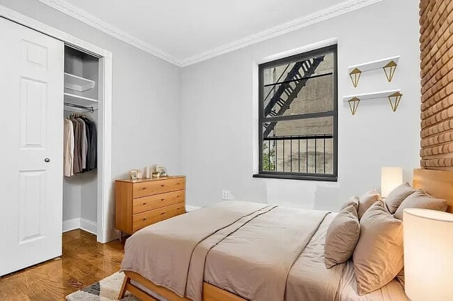 Building Photo - 410 E 13th St