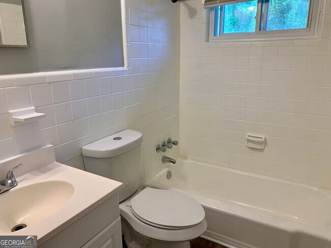 Building Photo - 1586 Line St