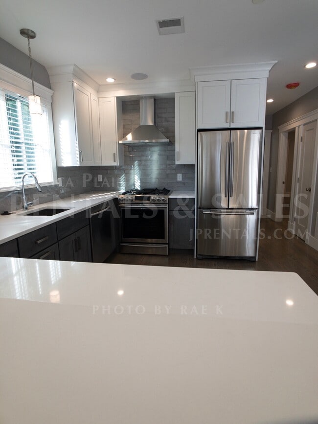 Building Photo - 88 Rossmore Rd