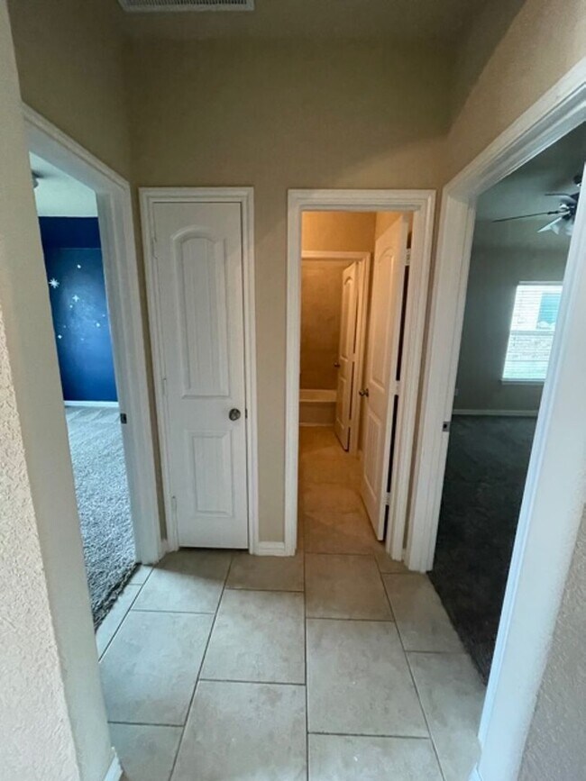 Foto del edificio - Move-In Ready! Stunning 1.5-Story Home wit...