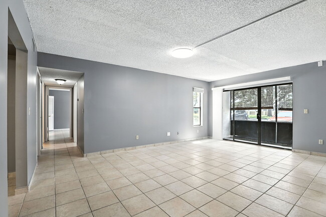 Foto del edificio - 8201 Sun Spring Cir