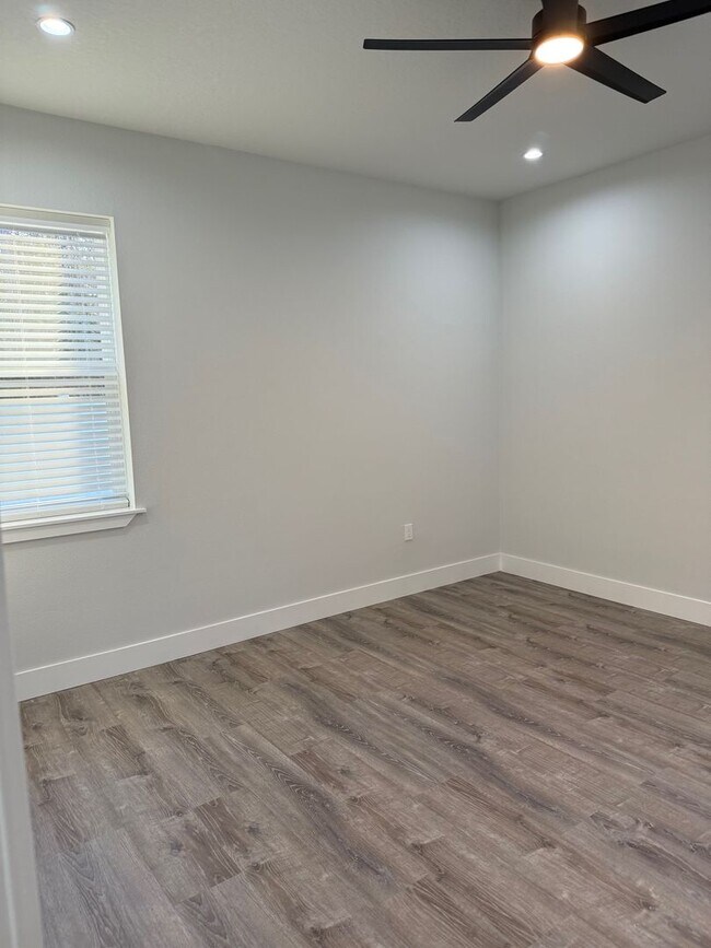 Foto del edificio - Brand new 3/2/2 with fenced in yard and a screened in porch! 50% off first month rent!