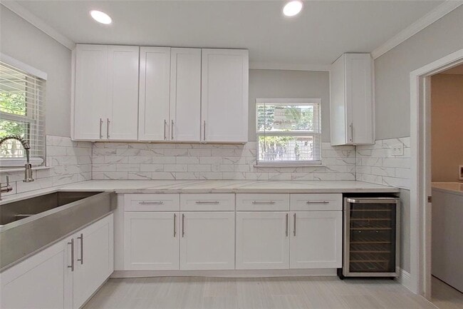 Building Photo - 4947 Poinciana Dr
