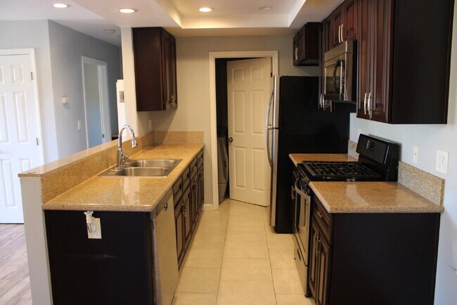 Building Photo - $2,900 - 2 Bed 2 Bath Condo in Oceanside Near Beach!