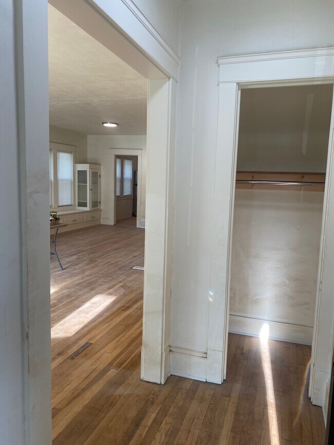Foto del edificio - 1323 W 102nd St