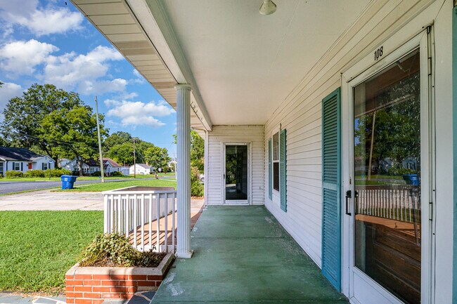 Building Photo - 108 W Elm St