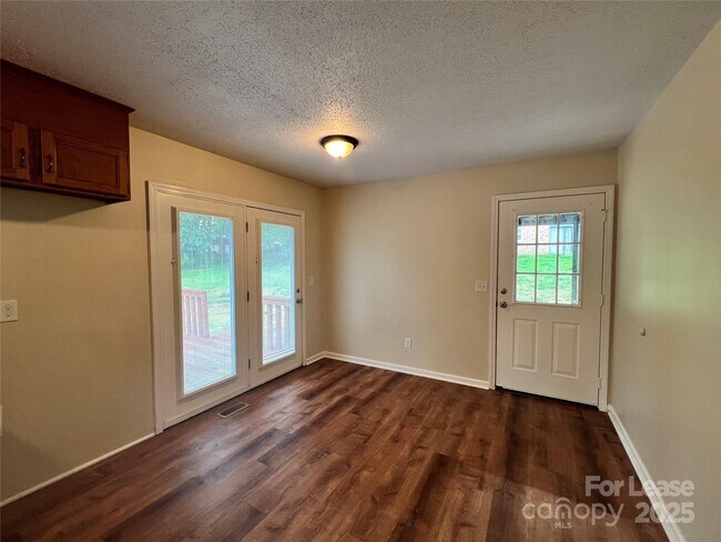 Foto del edificio - 140 Brookhollow Dr