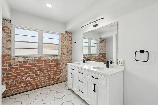 Foto del edificio - 1520 E 10th St