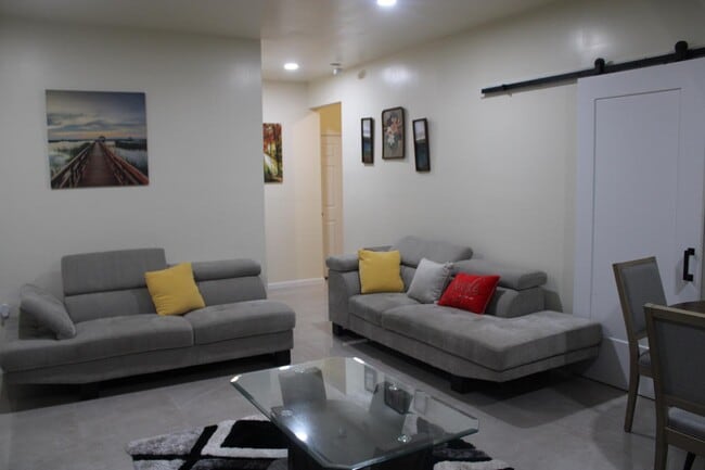 Foto del edificio - 145 Ella Dr