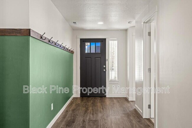 Building Photo - 644 Stanley Lake St