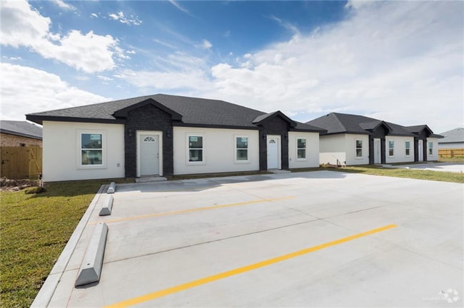 Building Photo - 2423 N Vly Cir